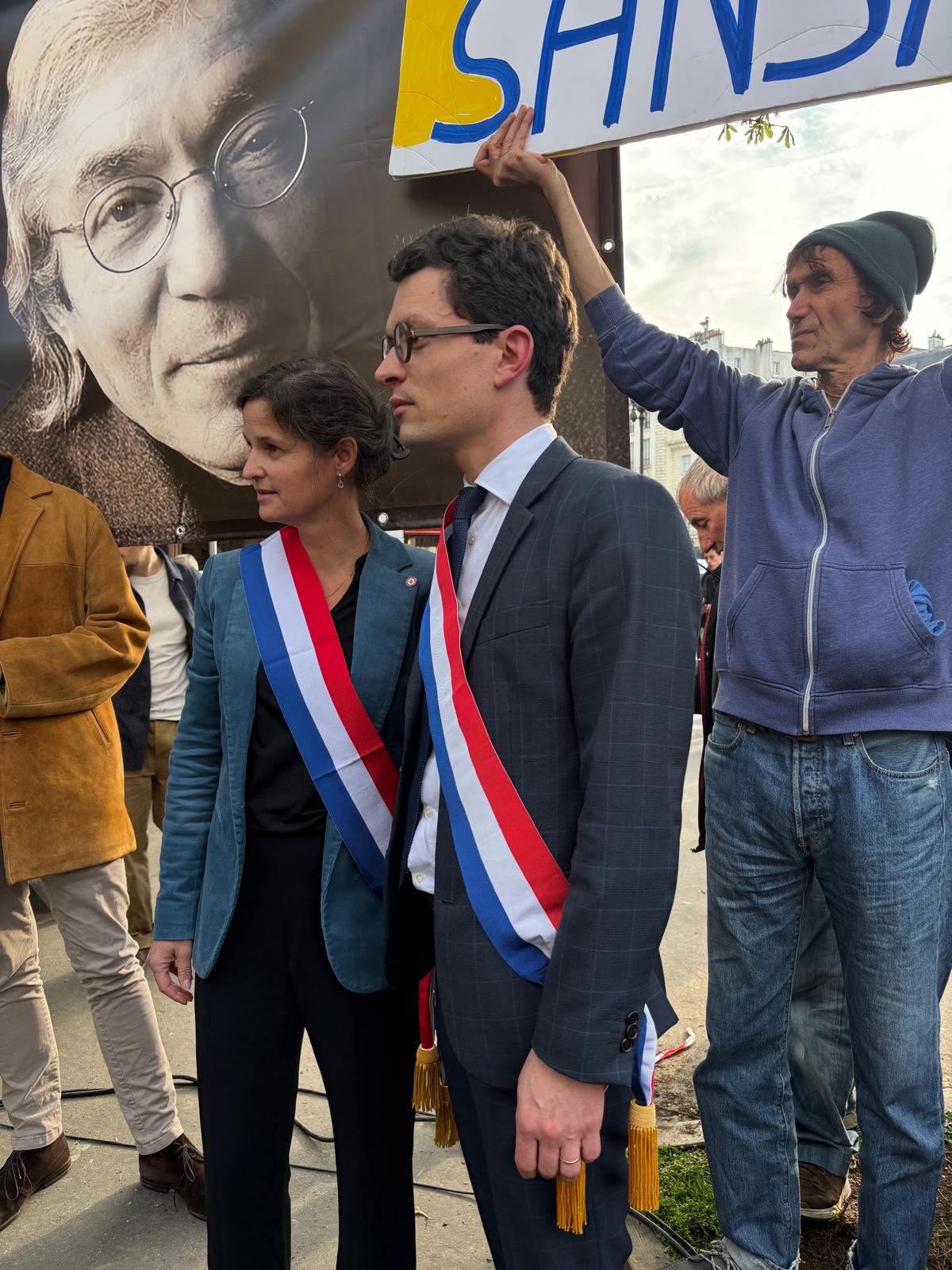 Présente à la manifestation de soutien à Boualem Sansal. Son emprisonnement depuis 130 jours est une grave atteinte à la liberté d’expression et aux droits de l’homme. Nous demandons sa libération immédiate et inconditionnelle.
