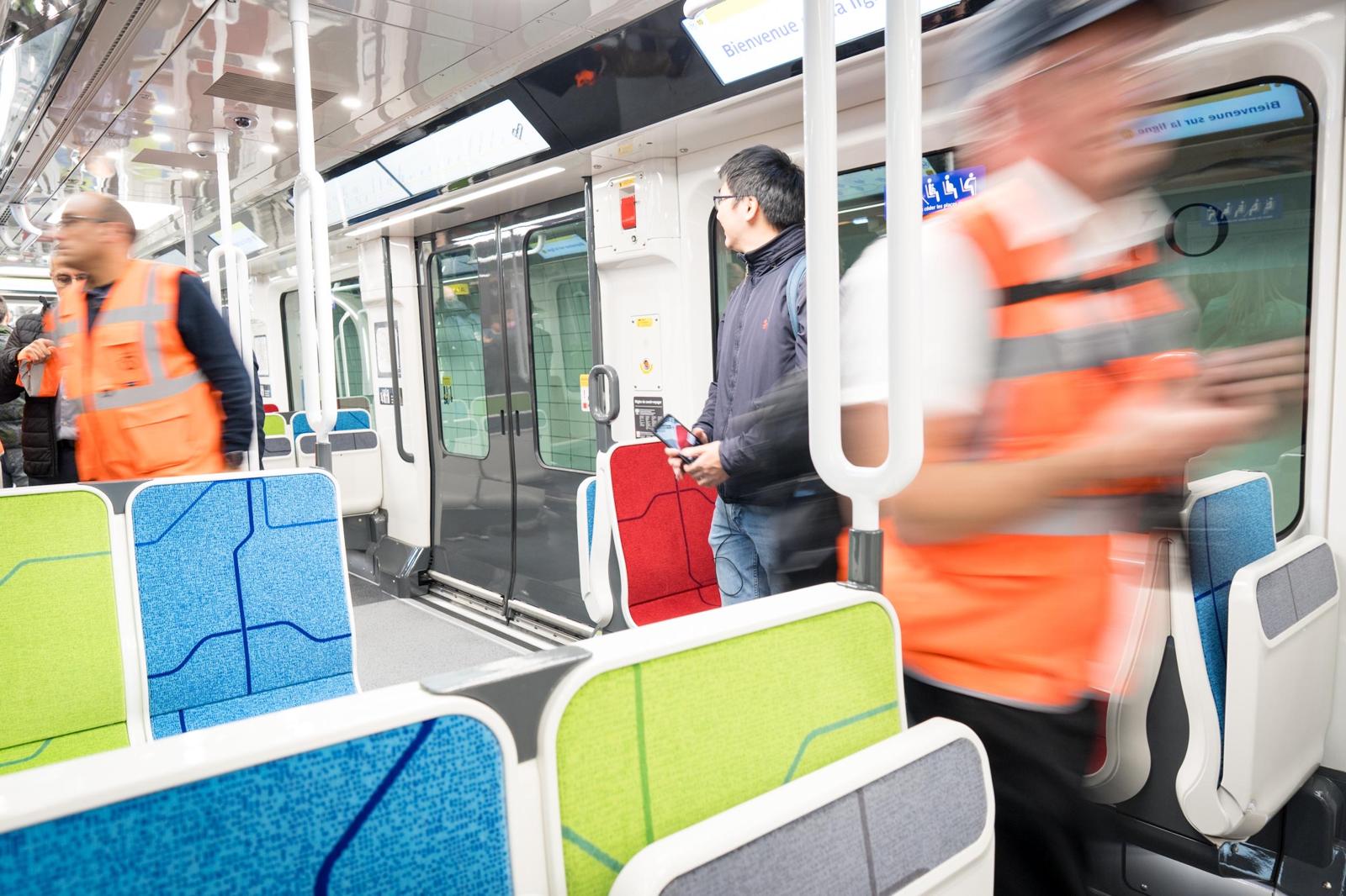 Ce matin, la première rame du nouveau métro MF19 a fait son entrée en service
