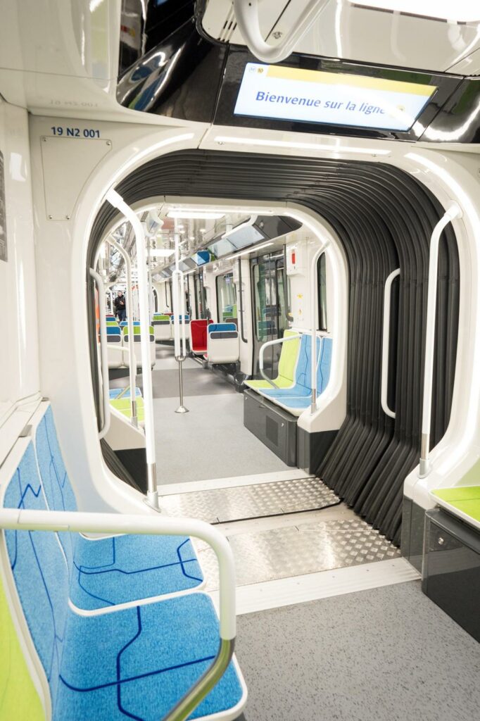 Ce matin, la première rame du nouveau métro MF19 a fait son entrée en service