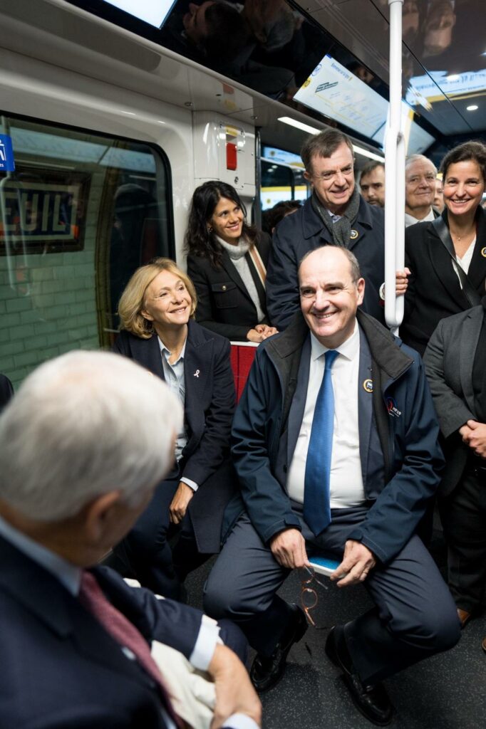 Ce matin, la première rame du nouveau métro MF19 a fait son entrée en service